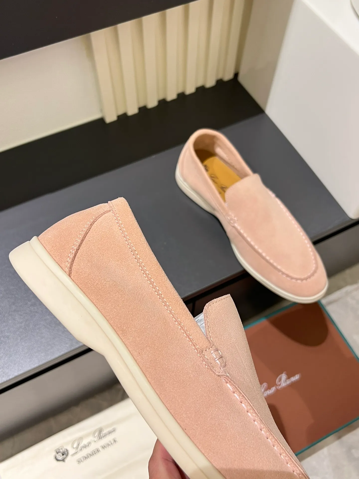 Men's shoes 💰p360 "Loro men's shoes 💰pian'*" Classic L men's shoes for couples 💰p Top version British flat loafers, a must-have item in old money style, the minimalist design is eye-catching and durable, a plus point for dressing The soft foot feel and texture are outstanding. They don’t scratch your feet and are very nice. They are matched with soft and waxy soles. They can be worn daily for a long time without getting tired. They are easy to wear, versatile and classic items, with perfect foot feel and texture! Imported cashmere fabric, the lining is made of imported A-grade water-dyed cow lining, the top version of the genuine leather midsole is sewn with pure handmade mark thread! Size: Female 35-40 (34. Customized) Male 38-44 (45.46. Customized)